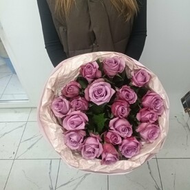 Букет из 19 фиолетовых роз