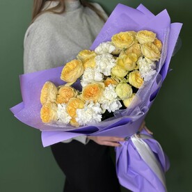 Букет с желтыми кустовыми пионовидными розами и диантусами