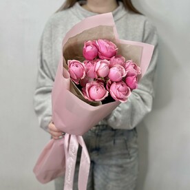 Комплимент из розовых кустовых пионовидных роз