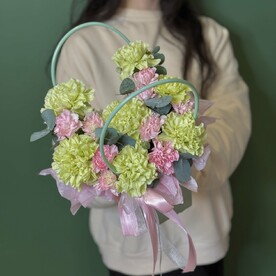 Сумочка с фисташковыми диантусами и кустовыми розовыми гвоздиками