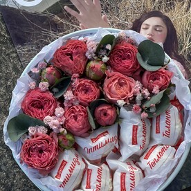 Букет в коробке с кустовыми розами и конфеты