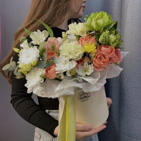 Роза, Диантус, Роза кустовая, Альстромерия, Хризантема, Эвкалипт, Шляпная коробка