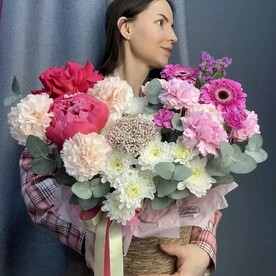 Цветы в корзине яркий