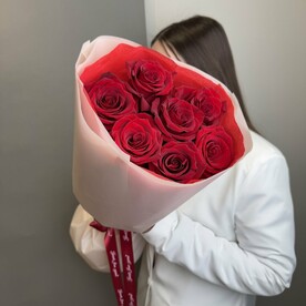 Классический букет из 7 красных роз