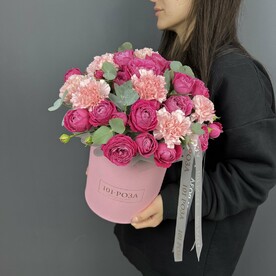 Диантус, Роза пионовидная кустовая, Эвкалипт, Шляпная коробка, Тишью, Пиафлор