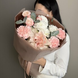 Диантус, Роза французская, Хризантема кустовая, Роза пионовидная кустовая, Эвкалипт, Дизайнерская упаковка