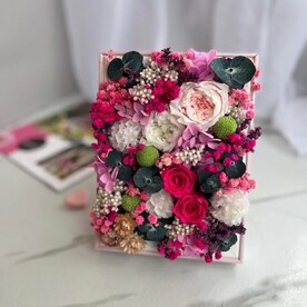 Композиция из стабилизированных цветов, картина из цветов , розы,букет,подарок