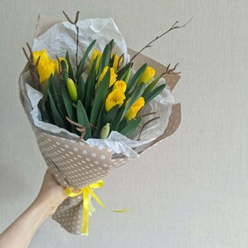 Классический букет желтых тюльпанов и нарциссов