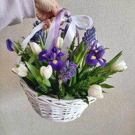 Трогательная корзина с ирисами, гиацинтами и тюльпанами