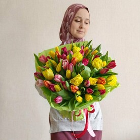 Большой весенний букет свежих тюльпанов