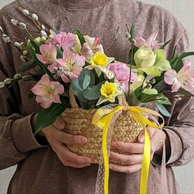 Очаровательная корзинка с нарциссами, орхидеями, альстромерией и вербой