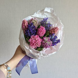 Очаровательный европейский букет из гиацинтов