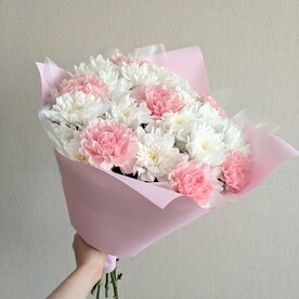 Изящный букет из хризантем Балтика