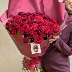 Вау-букет из 71 бордовой розы 70 см