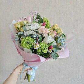 Природный букет из гипсофилы, роз и хризантем
