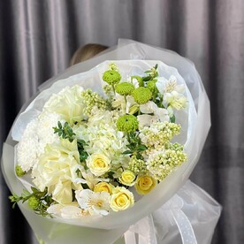 Сборный букет с сирень, розами и гортензией