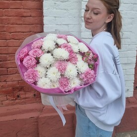 Букет с розой кустовой и хризантемой