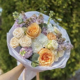 Букет из сирени ,розы ,кустовой хризантемы ,маттиолы, кустовой розы и эвкалипта