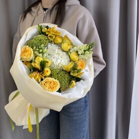 Букет с белой гортензией ,альстромерией,целозией ,львиным зевом ,кустовой розой