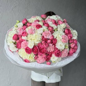 Сборный букет кустовых роз и гортензий