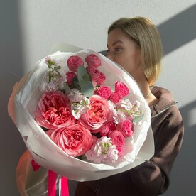 Розовый нежный букет пионовидные розы