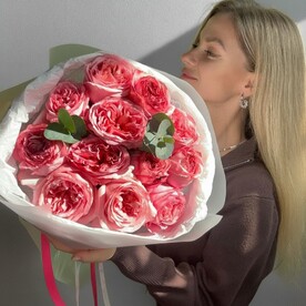 Розовый букет с пионовидными розами