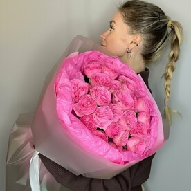 Яркий букет из пионовидных кустовых роз