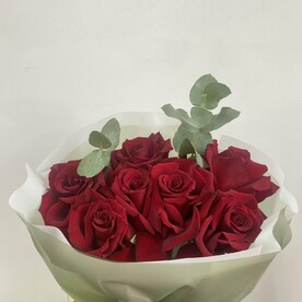 Букет из роз и эвкалипта