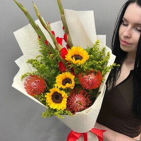 Микс из гладиолусов, подсолнухов и леукаспемума