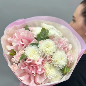 Букет из французских роз , хризантемы и диантуса