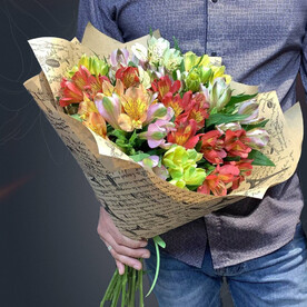 Классический букет из 15 альстромерий микс в крафте с атласной лентой от 2name Flowers
