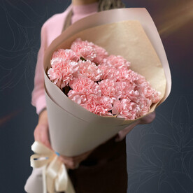 Классический букет из 15 розовых гвоздик в крафте от 2name Flowers
