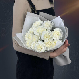 Классический букет из 15 белых гвоздик в крафте от 2name Flowers