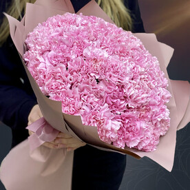 Классический букет из 51 розовой гвоздики в матовой пленке от 2name Flowers