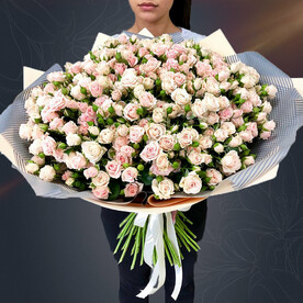Классический букет "нежный микс" из кустовой розы в матовой пленке от 2name Flowers