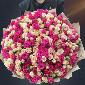 Огромный нежный букет из 101 белой и розовой кустовой розы в крафте от 2name Flowers