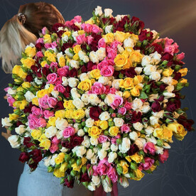 Огромный букет из 101 кустовой розы микс с атласной лентой от 2name Flowers