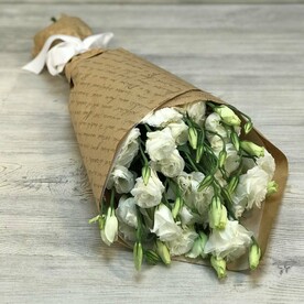 Классический букет из 7 белых лизиантусов в крафте с атласной лентой от 2name Flowers