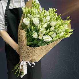 Классический букет из 9 белых лизиантусов в крафте с атласной лентой от 2name Flowers
