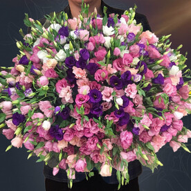 Огромный классический букет из 101 Лизиантуса микс с атласной лентой от 2name Flowers