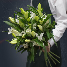 Классический букет из 7 белых лилий с атласной лентой от 2name Flowers