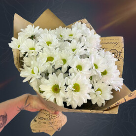 Букет из 5 белых кустовых хризантем в крафте с атласной лентой от 2name Flowers