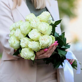 Классический букет из 15 белых Эквадорских роз 50 см с атласной лентой от 2name Flowers