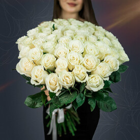 Классический букет из 51 белой Эквадорской розы 50 см с атласной лентой  от 2name Flowers