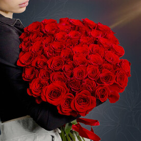 Классический букет из 51 красной Эквадорской розы 50 см с атласной лентой от 2name Flowers