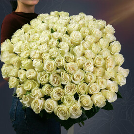 Классический букет из 101 белой Эквадорской розы 50 см с атласной лентой от 2name Flowers