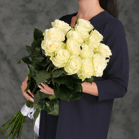 Классический букет из 15 белых Эквадорских роз, 60 см от 2name Flowers
