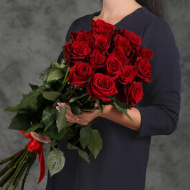 Классический букет из 15 красных Эквадорских роз, 60 см от 2name Flowers