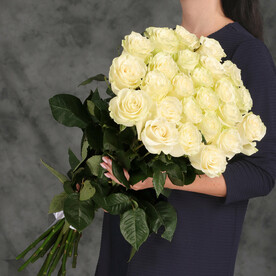 Классический букет из 25 белых Эквадорских роз 60 см с атласной лентой от 2name Flowers