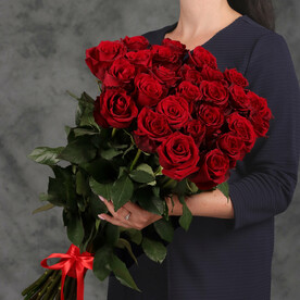 Классический букет из 25 красных Эквадорских роз 60 см с атласной лентой от 2name Flowers